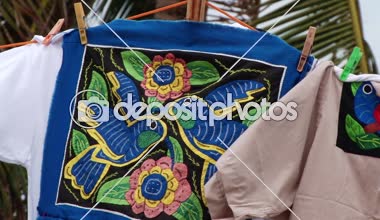 Renkli yerli Guna molas El Porvenir Panama San Blas Adaları üzerinde rüzgarda üfleme Satılık