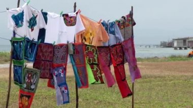 Renkli yerli Guna molas El Porvenir Panama San Blas Adaları üzerinde rüzgarda üfleme Satılık