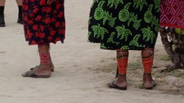 El Porvenir Panama San Blas Adaları üzerinde yerli bir Guna kadınlar tarafından giyilen renkli mola Alyanslar