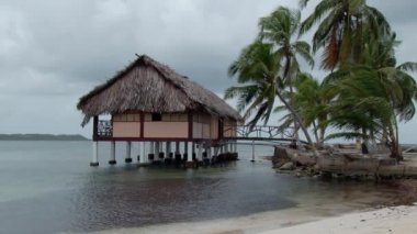 Yükseltilmiş thatched kulübe El Porvenir Panama San Blas Adaları plajda 
