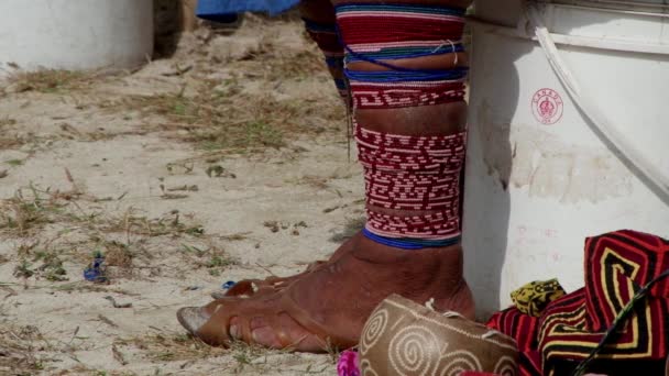 Tobilleras Coloridas Mola Usadas Por Una Mujer Guna Indígena Porvenir — Vídeos de Stock