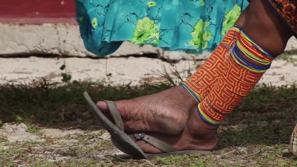 パナマのサンブラス諸島でエル ポルニベルに先住民族のグナ女性が着用しているカラフルなモラ アンクレット — ストック動画