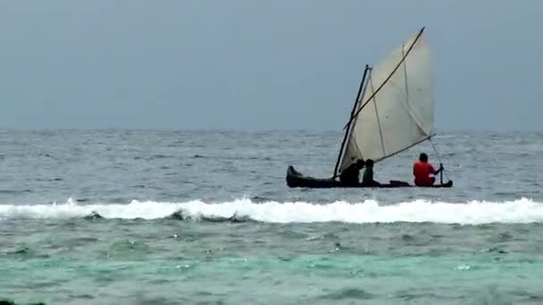 嵐の日にエル ポルニベル サンブラス諸島に近く伝統的な先住民族グナ セーリング カヌーを通過します — ストック動画