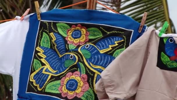 五颜六色的土著古纳摩集团出售 在巴拿马圣布拉斯群岛的 Porvenir 上迎风吹 — 图库视频影像