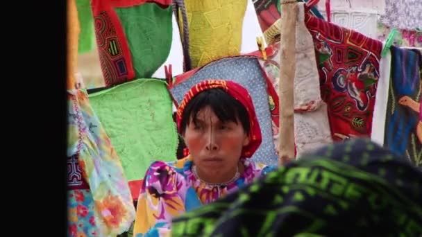 Mujer Local Lado Coloridas Molas Indígenas Guna Venta Soplando Viento — Vídeos de Stock