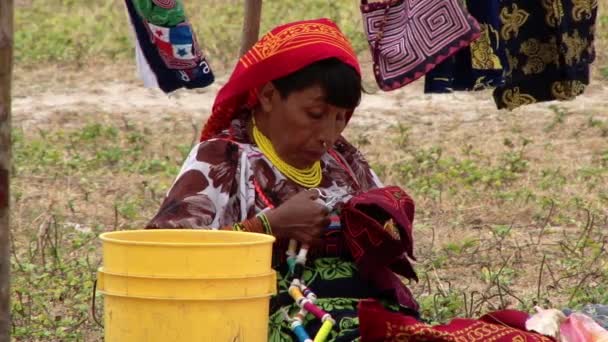 Donna Nativa Che Cuce Accanto Colorati Moli Indigeni Guna Vendita — Video Stock