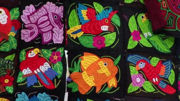 Coloridos Molas Indígenas Guna Venta Soplando Viento Porvenir Las Islas — Vídeos de Stock