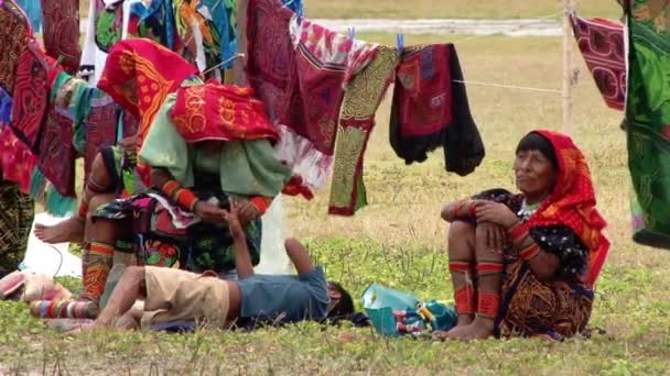 Guna Indígena Sienta Junto Coloridas Molas Porvenir Las Islas San — Vídeos de Stock