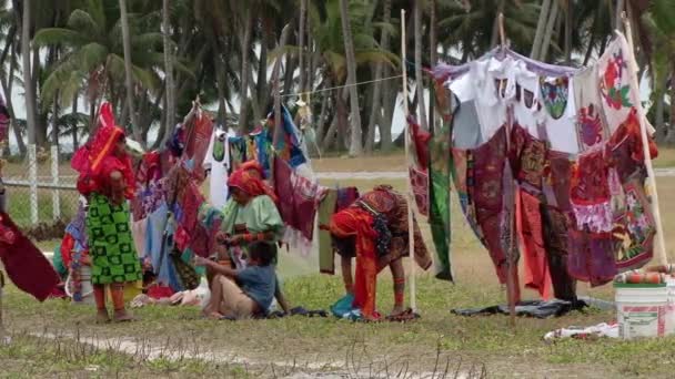파나마의 Blas 군도에서 Porvenir에 화려한 Molas 원주민 Guna — 비디오