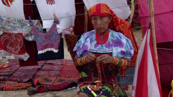 Anciana Nativa Cosiendo Coloridas Molas Indígenas Guna Para Venta Soplando — Vídeos de Stock