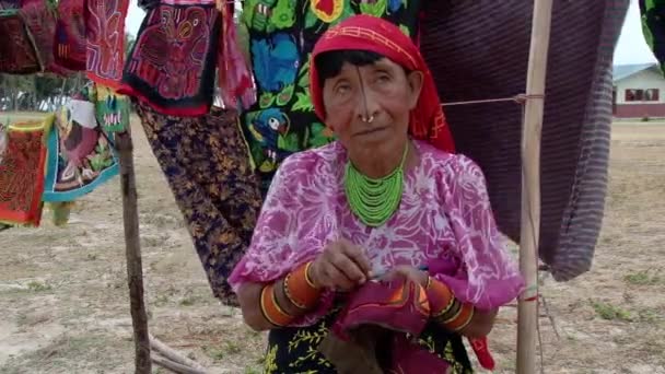 Anziani Donna Nativa Cucire Colorato Indigeno Guna Mola Vendita Soffiando — Video Stock