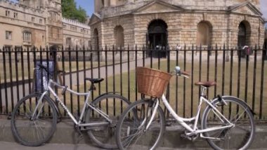 2018 yılında güneşli bir yaz sabahı Oxford Radcliffe kamera zincir bisikletlerden yukarı Tilt
