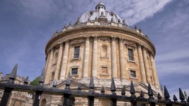 Kamera arkasında Oxford Radcliffe kamera ile korkulukları geçmiş slaytlar. 2018 yılında güneşli bir yaz sabahı Taken