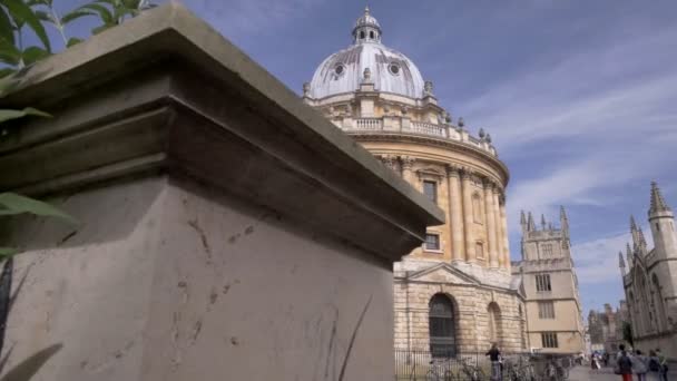 Camera Glijdt Langs Plint Onthullen Radcliffe Camera Oxford Ochtend Van — Stockvideo