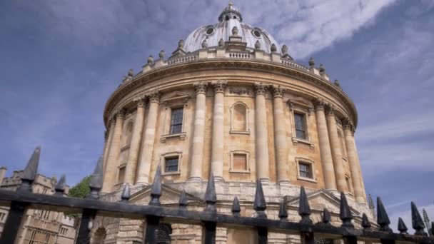 Cámara Desliza Más Allá Las Barandillas Con Radcliffe Cámara Oxford — Vídeo de stock