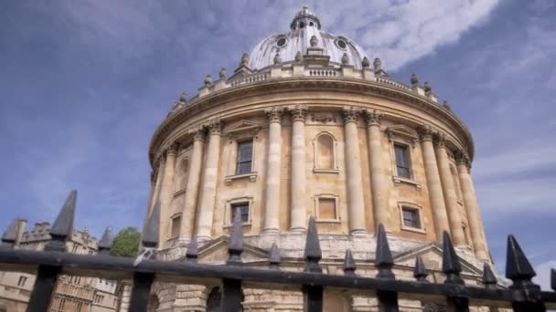 Dia Van Camera Voorbij Leuningen Met Camera Van Radcliffe Oxford — Stockvideo