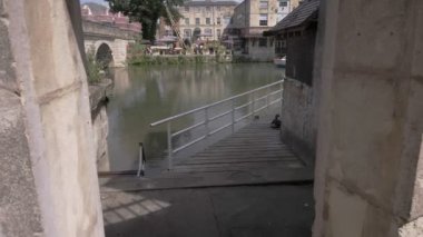 Oxford 'da Folly Köprüsü ve Thames nehrini ortaya çıkarmak için duvarda boşluk boyunca hareket et 