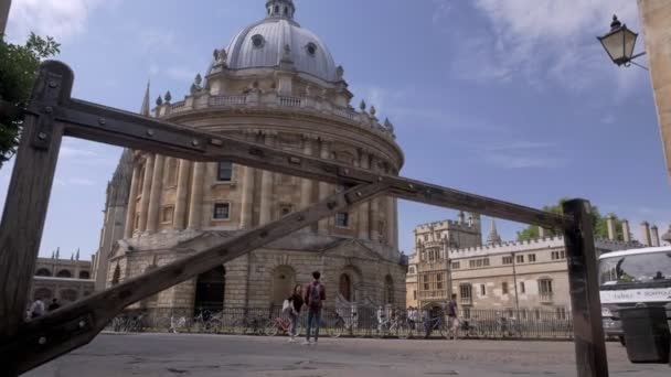 Camera Stijgt Verleden Poort Catte Street Onthullen Radcliffe Camera Oxford — Stockvideo