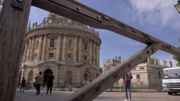 Kamera Prochází Branou Catte Street Aby Odhalila Radcliffe Camera Oxfordu — Stock video