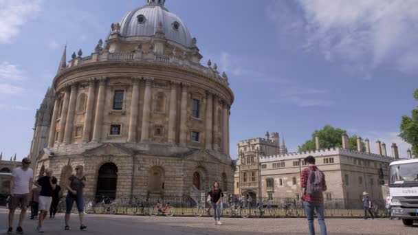 Cámara Mueve Través Puerta Catte Street Radcliffe Camera Oxford Una — Vídeos de Stock
