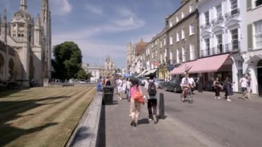 2018 yılında yoğun bir yaz öğleden sonra Kings College Cambridge Kings Parade arasında Pan
