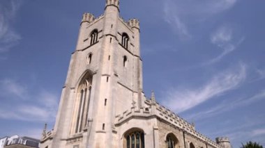 2018 yılında yoğun bir yaz öğleden sonra Cambridge merkezinde büyük St Marys Kilisesi Kulesi aşağı eğim