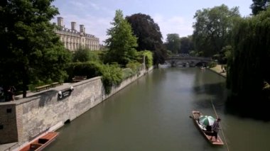 Trinity College yanında nehir cam Punt. 2018 yılında bir yaz öğleden sonra Garret Hostel Köprüsü alınmıştır