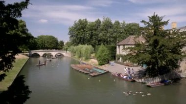 Trinity College yanında Cambridge River Cam üzerinde Punts
