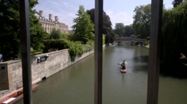 Trinity College yanında Punt River cam göstermek için korkulukları arkasında Rise. 2018 yılında bir yaz öğleden sonra Garret Hostel Köprüsü alınmıştır