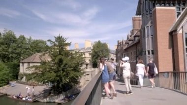 Pan ve Cambridge 'de Trinity College yanında River Cam üzerinde Punts için turistlerin Tilt