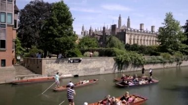 2018 yılında bir yaz öğleden sonra Trinity College Cambridge önünde nehir cam boyunca Punts feribot turistler