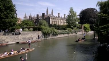 Trinity College yanında nehir cam birkaç Punts gelen korkulukları arkasında iner. 2018 yılında bir yaz öğleden sonra Garret Hostel Köprüsü alınmıştır