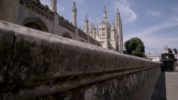 Câmera Sobe Trás Parede Para Revelar Capela Kings College Cambridge — Vídeo de Stock
