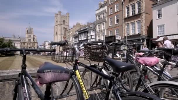 Kamera Glida Över Cykel Styret Med Kings Parade Cambridge Bakom — Stockvideo