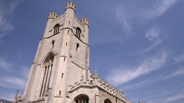 2018の忙しい夏の午後にケンブリッジの中心部にあるグレートセントメアリーズ教会の塔を下に傾ける — ストック動画