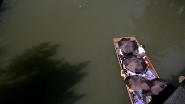 カメラは 2018年の夏の午後にトリニティカレッジケンブリッジの横の川に沿ってパントに従います — ストック動画