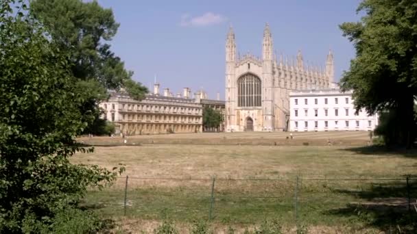Die Kapelle Des Kings College Cambridge Durch Bäume Auf Dem — Stockvideo