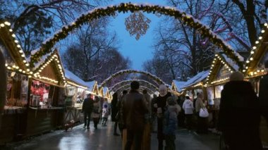 Geniş, düşük açı mavi saat klip Lviv Noel pazarı. Karlı bir akşam alınan