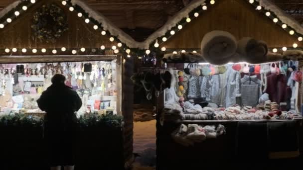 Panorera Över Snötäckta Jul Marknad Bås Natten Den Ukrainska Staden — Stockvideo