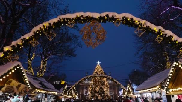 Inclinación Lenta Desde Arco Cubierto Nieve Hasta Mercado Navidad Lviv — Vídeos de Stock