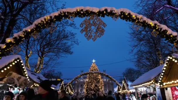 Slow Tilt Snow Covered Arch Lviv Christmas Market Lviv Opera — Stock Video