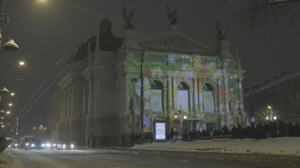 Weihnachtsbeleuchtung Die Einer Verschneiten Dezembernacht Auf Das Opernhaus Lwiw Projiziert — Stockvideo