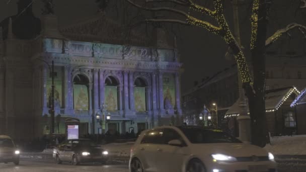 Tournage Nocturne Voitures Passant Devant Opéra Lviv Spectacle Lumières Noël — Video