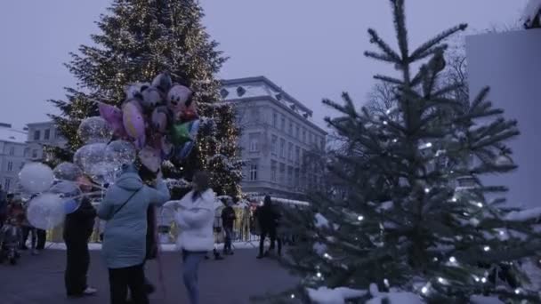 Incline Árvore Natal Lviv Uma Noite Nevada Dezembro Enquanto Moradores — Vídeo de Stock