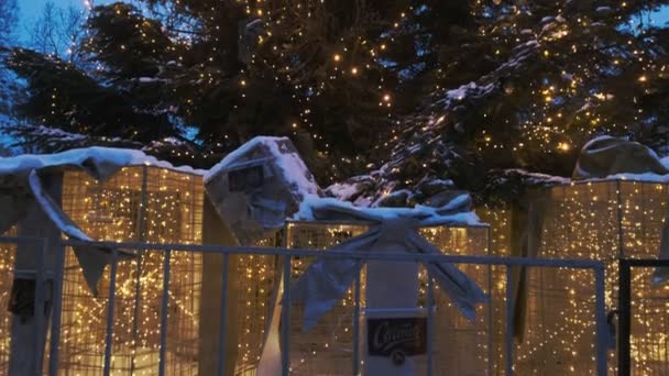 Powoli Przechylić Się Piękną Lwowską Choinkę Śnieżny Wieczór Pod Koniec — Wideo stockowe