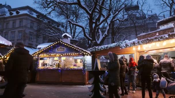 Panela Inclinação Barracas Comida Mercado Natal Lviv Para Árvore Natal — Vídeo de Stock