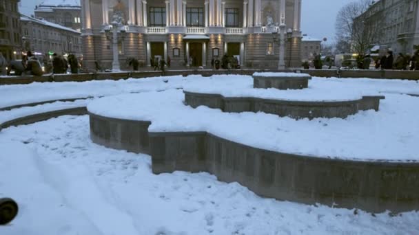 Kadar Karla Kaplı Çeşmeden Sırasında Mavi Saat Geç Aralık Ayında — Stok video