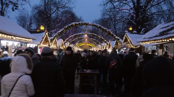 Amplo Clipe Hora Azul Movimentado Mercado Natal Lviv Tomado Uma — Vídeo de Stock