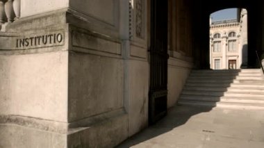 Ünlü Ashmolean Müzesi'nin yan girişinde pan