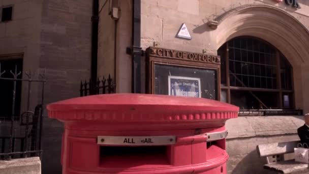 相机降落在传统的英国邮政信箱后面 — 图库视频影像